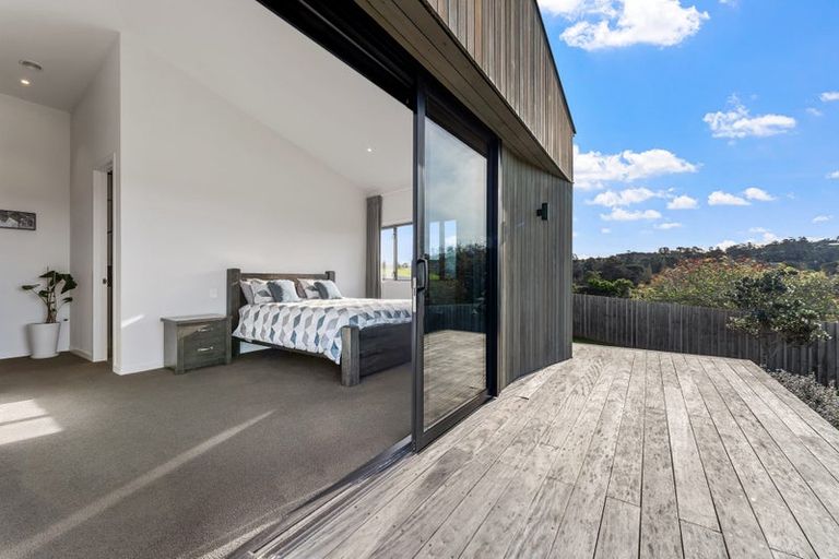 Photo of property in 7 Laguna Place, Matakatia, Whangaparaoa, 0930
