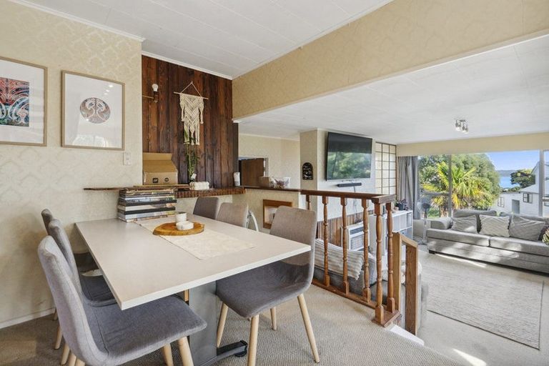 Photo of property in 114 Gloaming Hill, Titahi Bay, Porirua, 5022