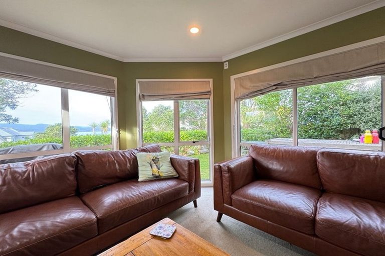 Photo of property in 49 Dress Circle, Newlands, Wellington, 6037