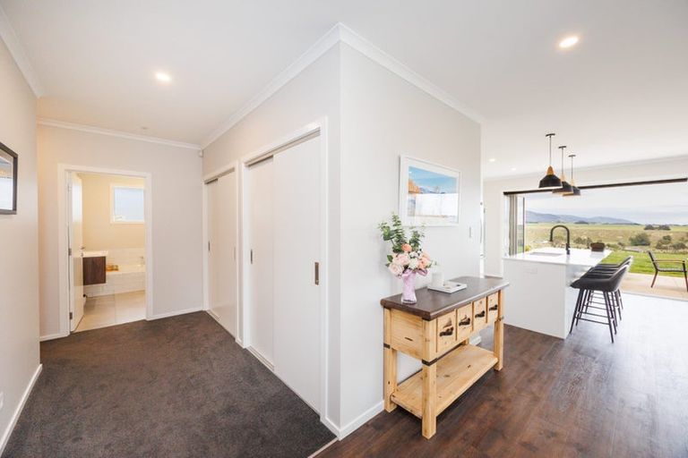 Photo of property in 16 Cyprus Place, Fitzherbert, Palmerston North, 4410