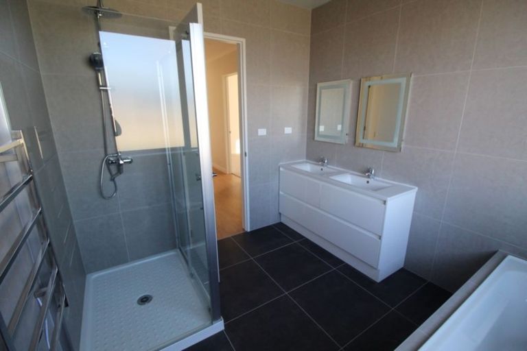 Photo of property in 17 Grove Way, Riverhead, 0820