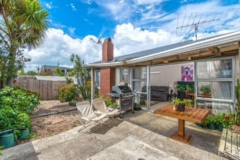 Photo of property in 693 Beach Road, Rothesay Bay, Auckland, 0630