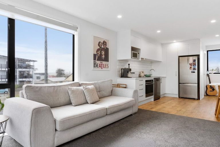 Photo of property in 1/1 Fruitvale Road, New Lynn, Auckland, 0600