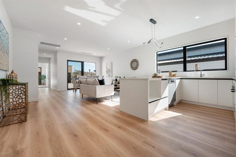 Photo of property in 46 Whakairo Crescent, Gulf Harbour, Whangaparaoa, 0930