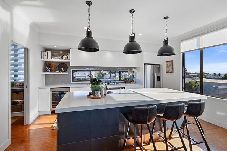 Photo of property in 12 Autere Street, Strandon, New Plymouth, 4312