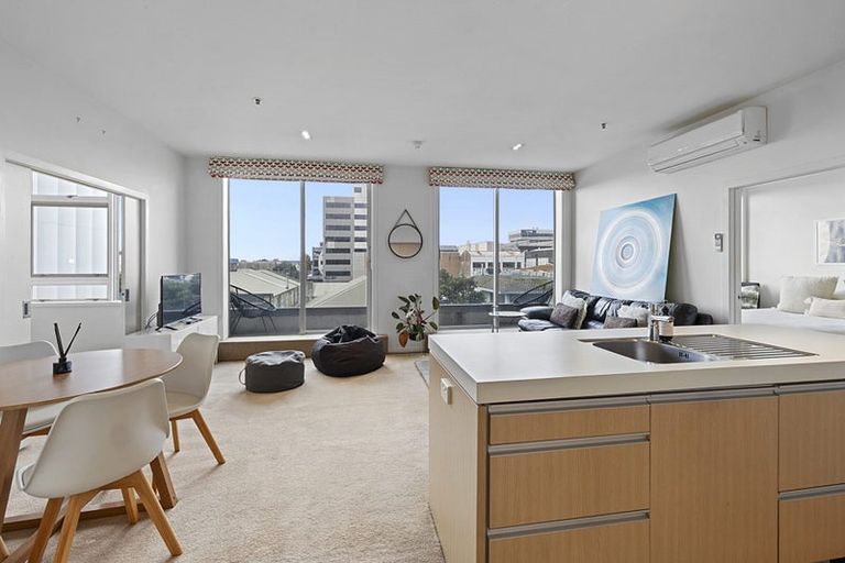 Photo of property in 22 Liardet Apartments, 203/22 Liardet Street, New Plymouth, 4310