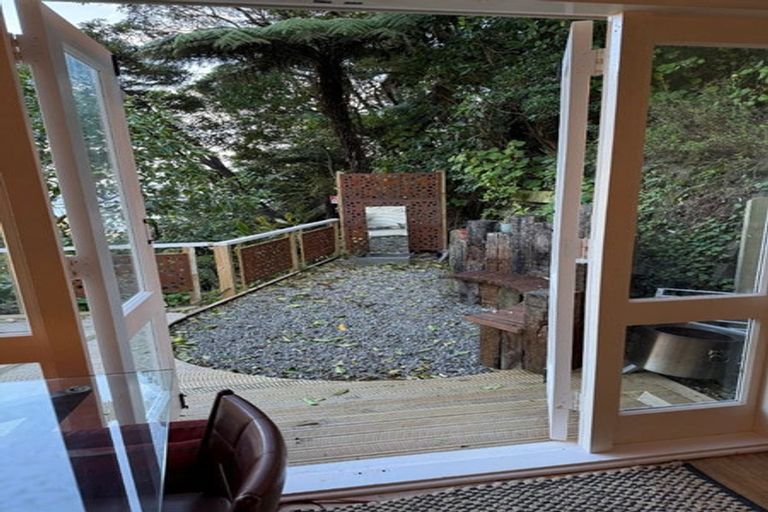 Photo of property in 5 Richmond Road, Mahina Bay, Lower Hutt, 5013