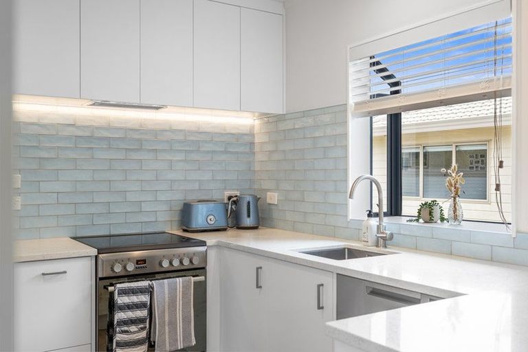 Photo of property in 1/6 Knott Road, Stanmore Bay, Whangaparaoa, 0932