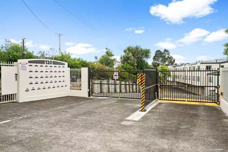 Photo of property in The Haven, 26/120 Beach Haven Road, Beach Haven, Auckland, 0626