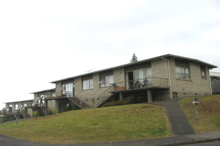 Photo of property in 1/2 Nea Place, Hillcrest, Auckland, 0627