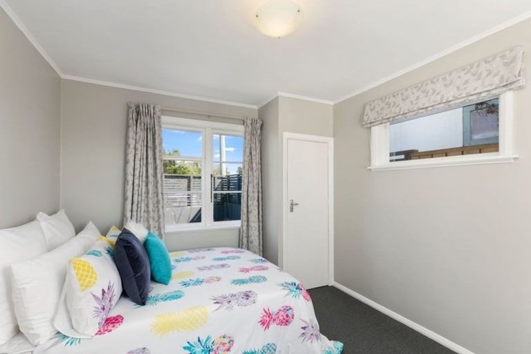 Photo of property in 14 Ruskin Road, Newlands, Wellington, 6037