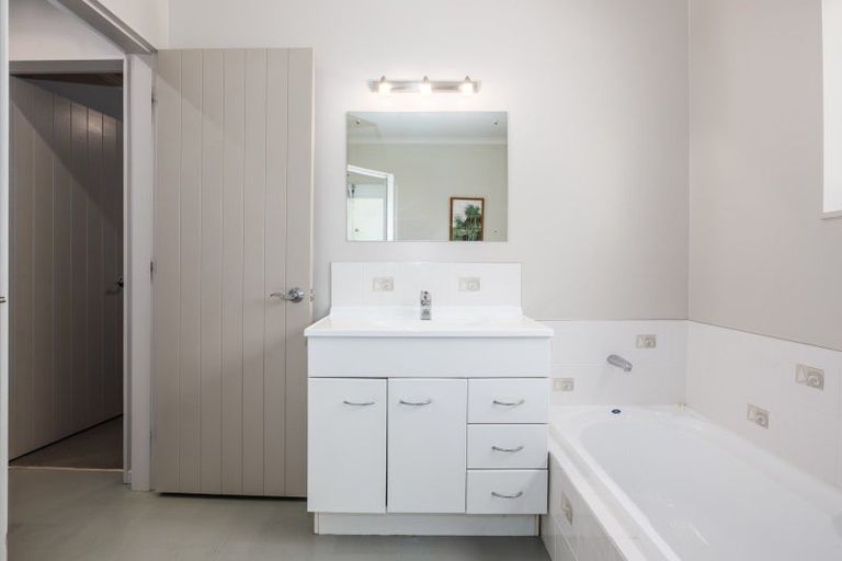 Photo of property in 41-43 Greenaway Road, Waikanae, 5036