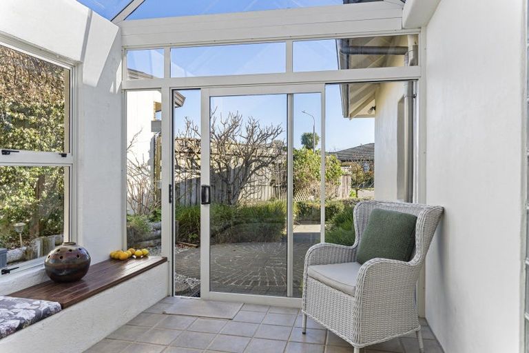 Photo of property in 3 Waiwera Place, Merrilands, New Plymouth, 4312