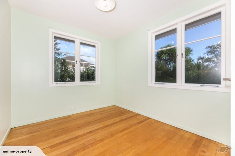 Photo of property in 5 Henderson Valley Road, Henderson, Auckland, 0612