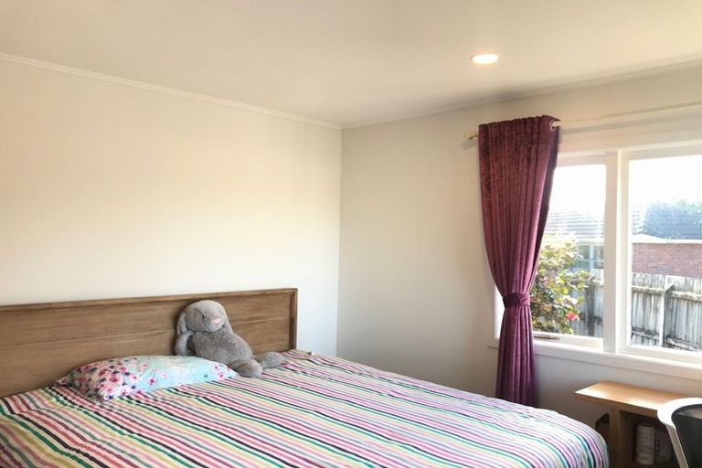 Photo of property in 15 Rixon Place, Te Atatu Peninsula, Auckland, 0610