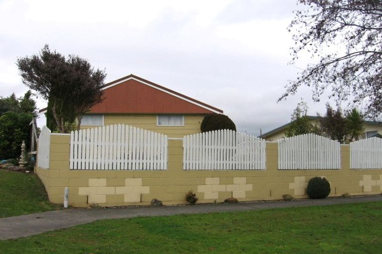 Photo of property in 72 Hillcrest Drive, Kelvin Grove, Palmerston North, 4414