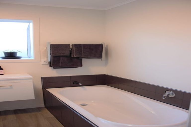 Photo of property in 90 Matipo Road, Te Atatu Peninsula, Auckland, 0610