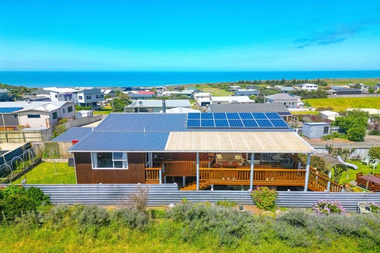 Photo of property in 18 Okiwa Terrace, Waiinu Beach, Whanganui, 4588