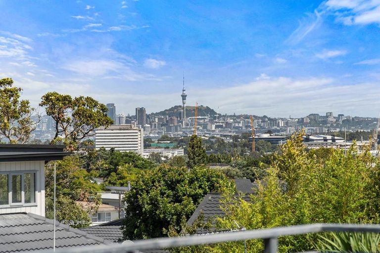 Photo of property in 1/230 East Coast Road, Forrest Hill, Auckland, 0620