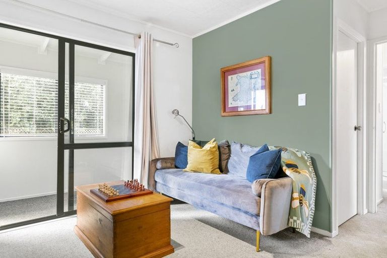 Photo of property in 1 Awatahi Place, Greenhithe, Auckland, 0632