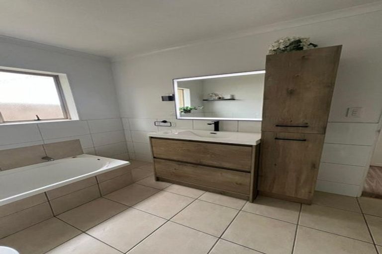 Photo of property in 9 Neesons Way, Glendene, Auckland, 0602