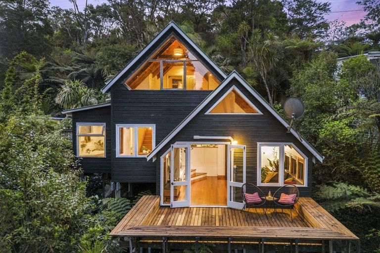 Photo of property in 71 Takahe Road, Titirangi, Auckland, 0604