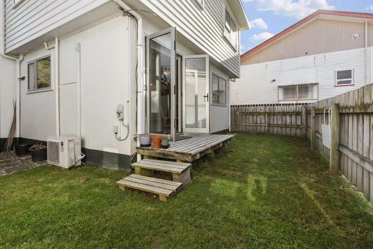 Photo of property in 115f2 Queens Drive, Lyall Bay, Wellington, 6022