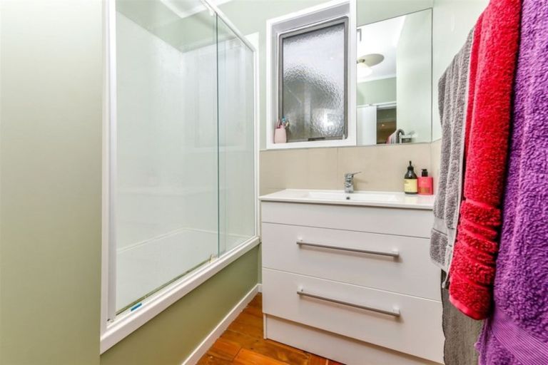 Photo of property in 18 Grassmere Road, Henderson Valley, Auckland, 0612