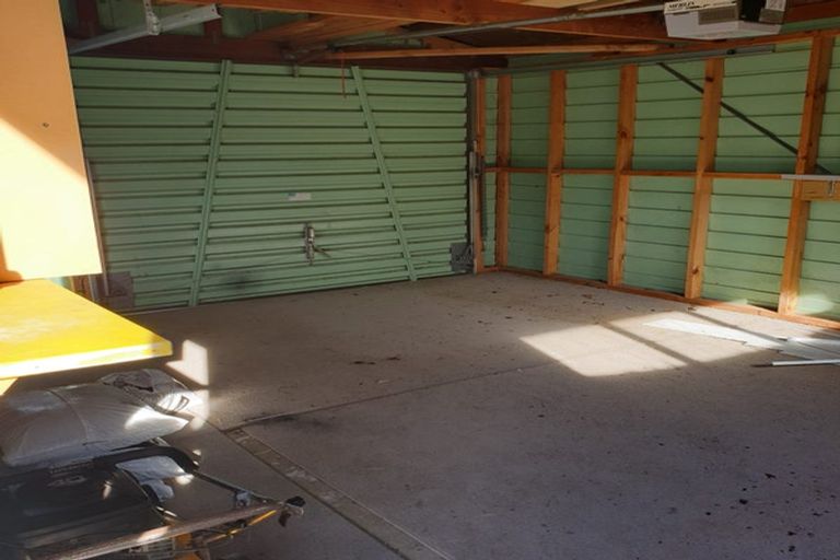 Photo of property in 16 Sandspit Road, Waiuku, 2123