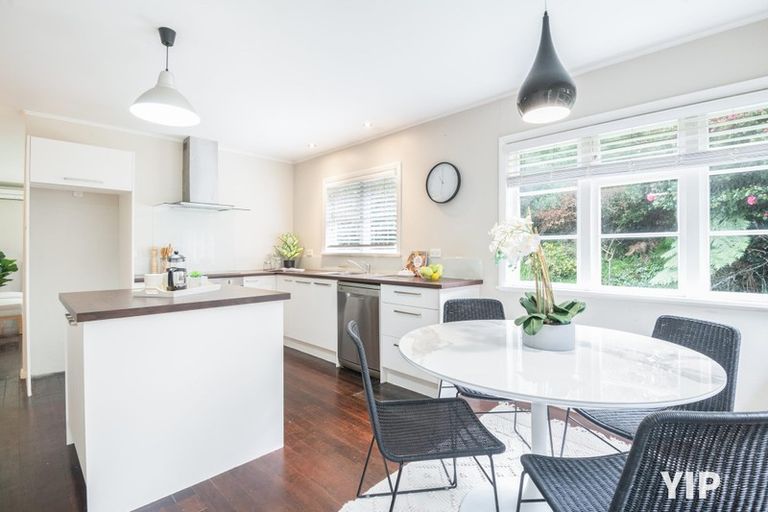 Photo of property in 27 Spenmoor Street, Newlands, Wellington, 6037