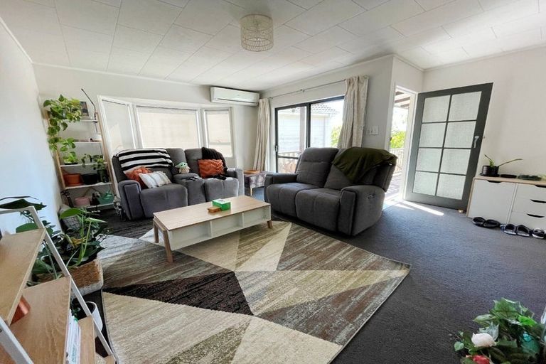 Photo of property in 2/1 Landsdale Place, Massey, Auckland, 0614