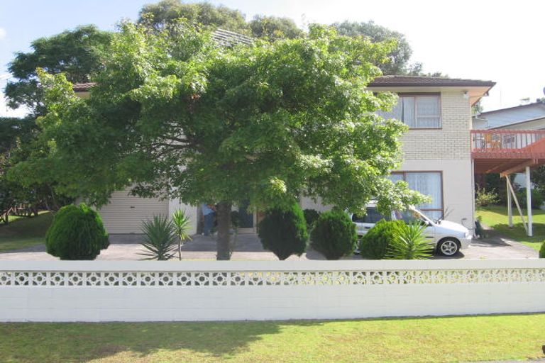 Photo of property in 2/60 Ayton Drive, Totara Vale, Auckland, 0629