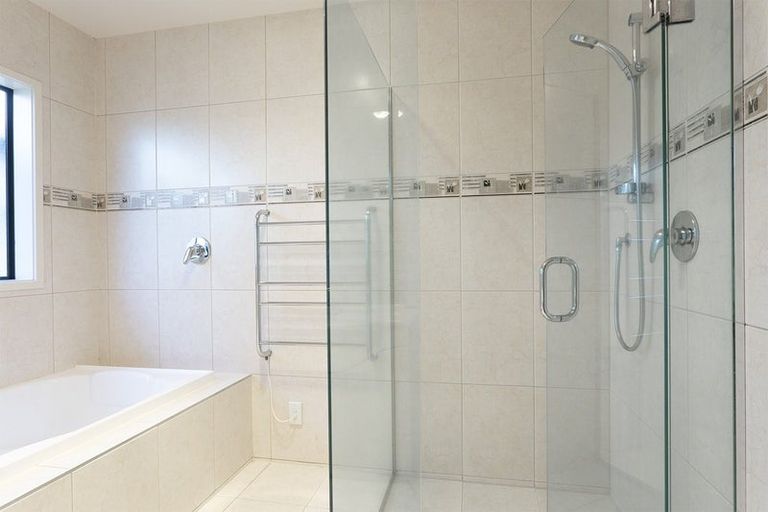 Photo of property in 4 Cliff View Drive, Green Bay, Auckland, 0604