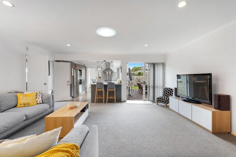 Photo of property in 16 Fernloche Place, Flat Bush, Auckland, 2016