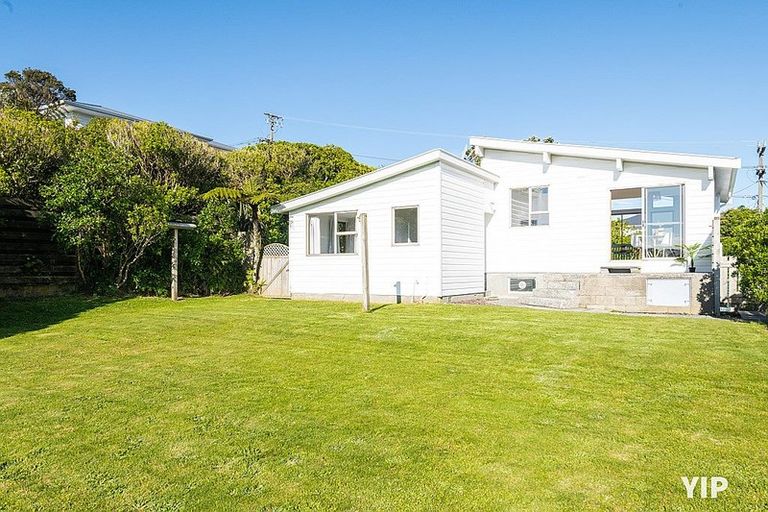 Photo of property in 7 Ruskin Road, Newlands, Wellington, 6037