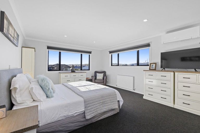 Photo of property in 32 Lanyon Place, Whitby, Porirua, 5024