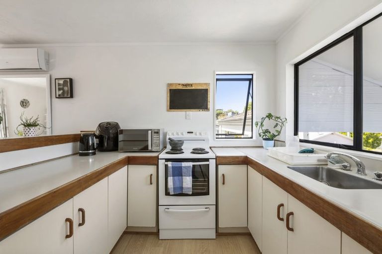 Photo of property in 1/10 Atlantis Place, Totara Vale, Auckland, 0629