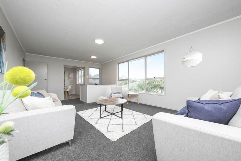 Photo of property in 35 Kemp Road, Massey, Auckland, 0614