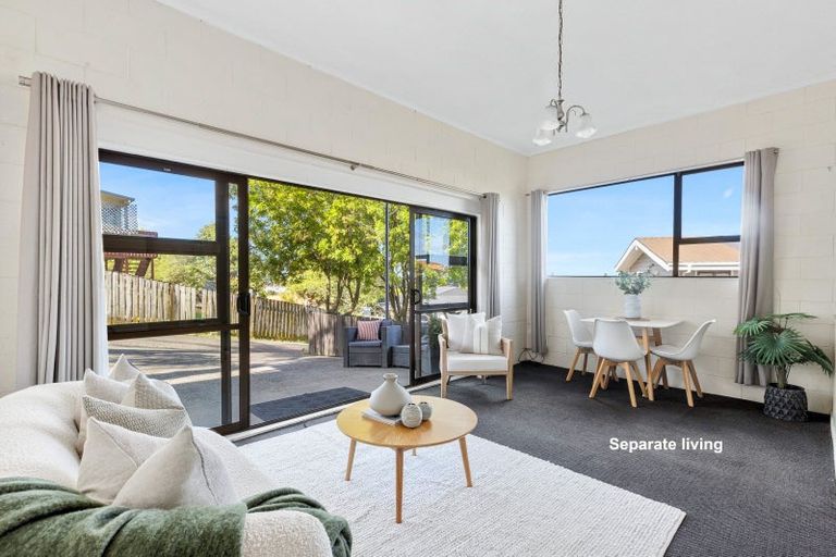 Photo of property in 8a Orewa Heights Crescent, Orewa, 0931