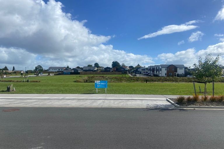 Photo of property in 2 Kuaha Road, Massey, Auckland, 0614