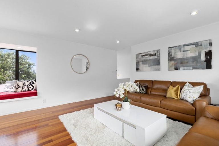 Photo of property in 16 Strabo Place, Windsor Park, Auckland, 0632