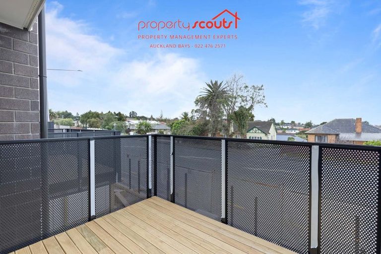 Photo of property in 2/1 Fruitvale Road, New Lynn, Auckland, 0600