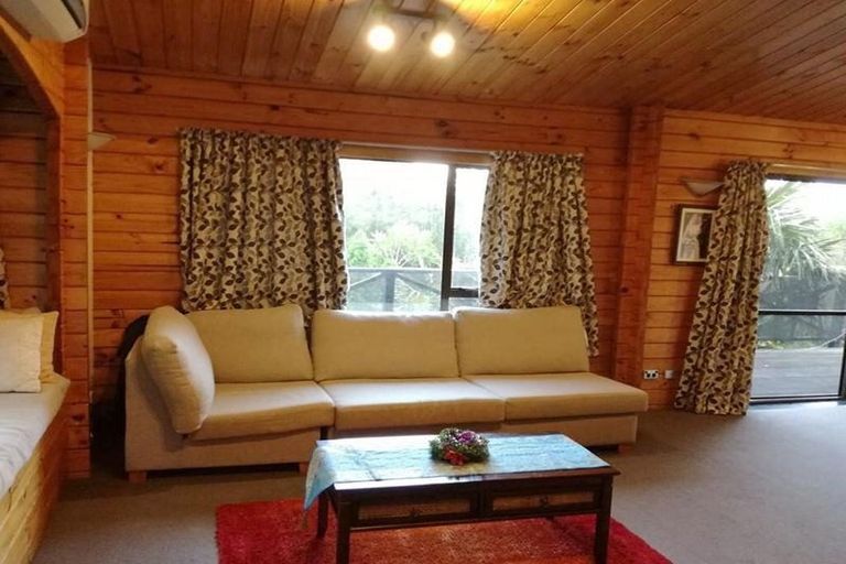 Photo of property in 554 Scenic Drive, Waiatarua, Auckland, 0612