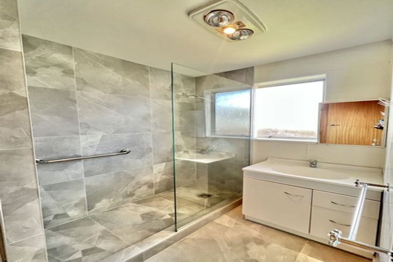 Photo of property in 1/4 Pomaria Road, Henderson, Auckland, 0610