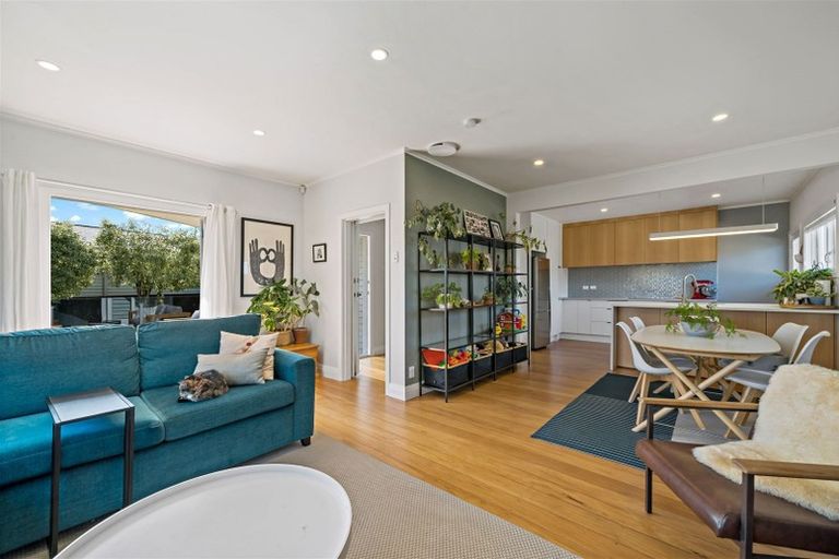 Photo of property in 17a Clinton Avenue, Te Atatu Peninsula, Auckland, 0610