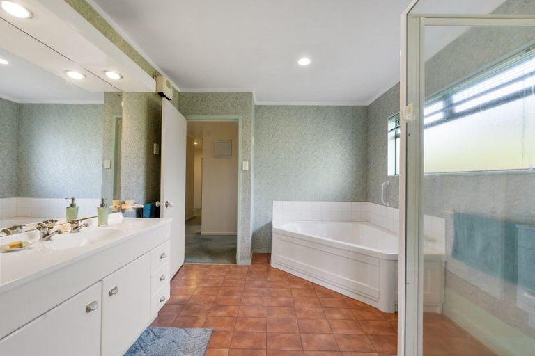 Photo of property in 9 Astelia Way, Waipahihi, Taupo, 3330