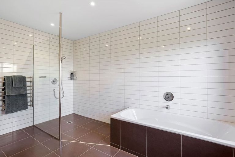 Photo of property in 8 Kawai Rise, Te Atatu Peninsula, Auckland, 0610