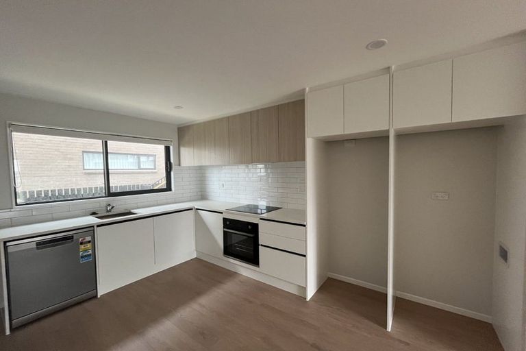 Photo of property in 2 Mikoikoi Crescent, Mangere Bridge, Auckland, 2022