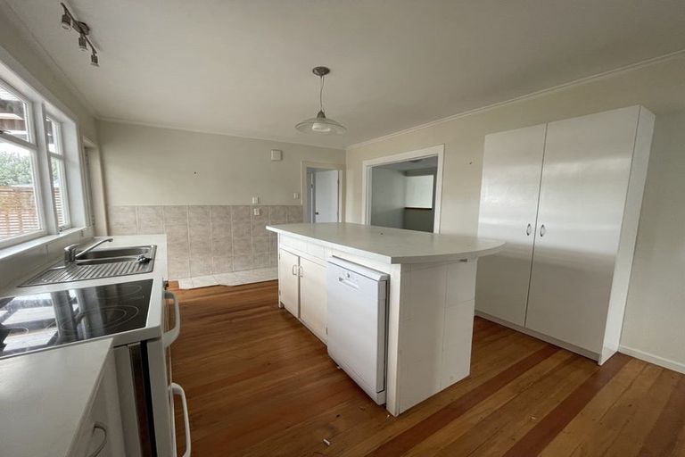 Photo of property in 18 River Road, Te Atatu Peninsula, Auckland, 0610