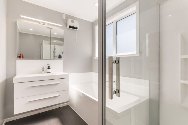 Photo of property in 16 Spicer Place, Tawa, Wellington, 5028
